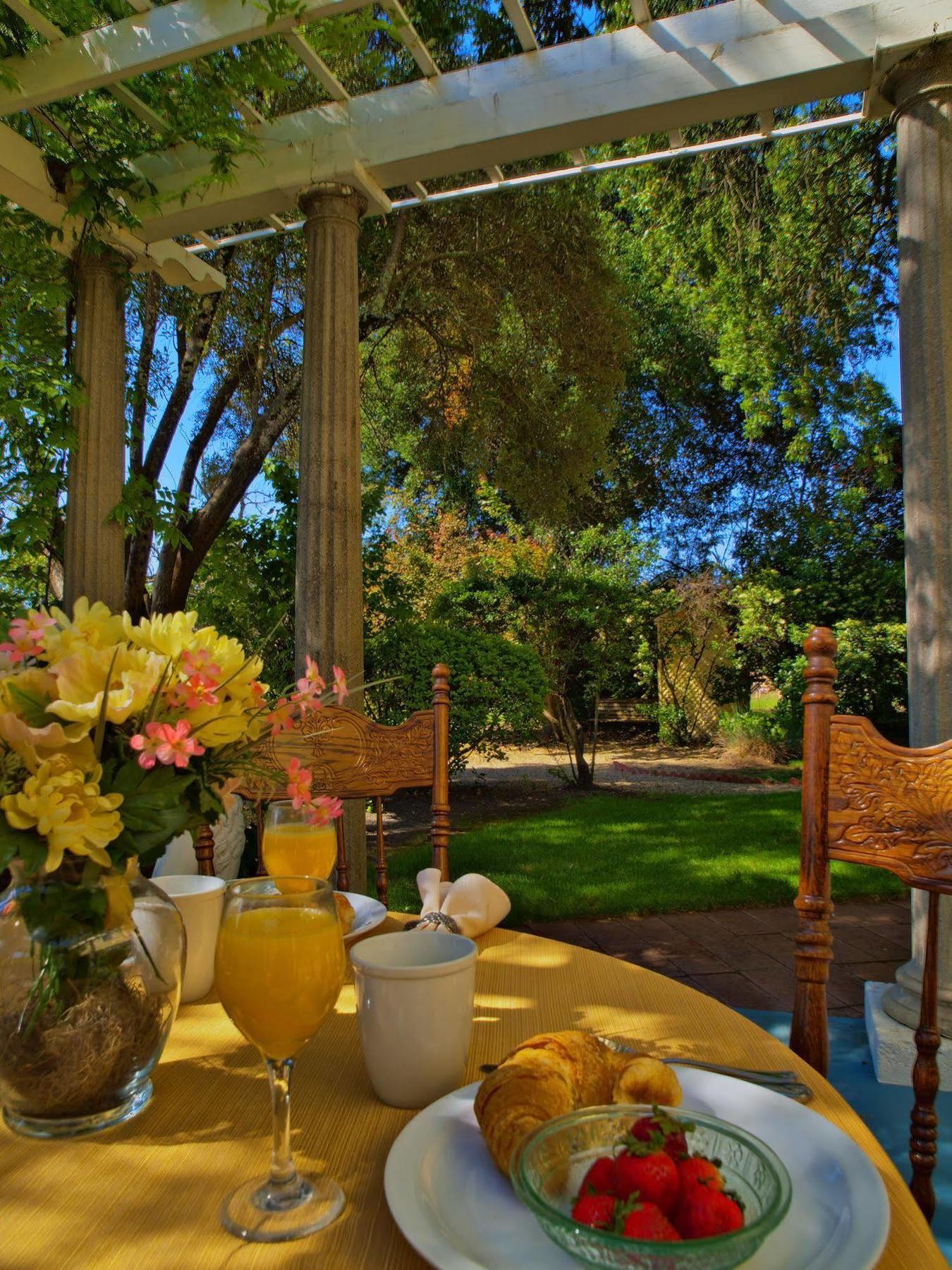 Shady Oaks Country Inn St. Helena Restaurant photo